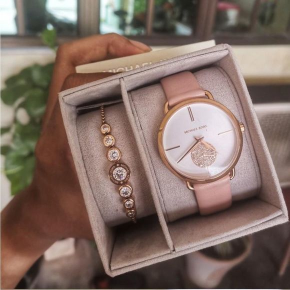 Michael Kors Ladies Watch and Bracelet Set - Picture 3 of 10